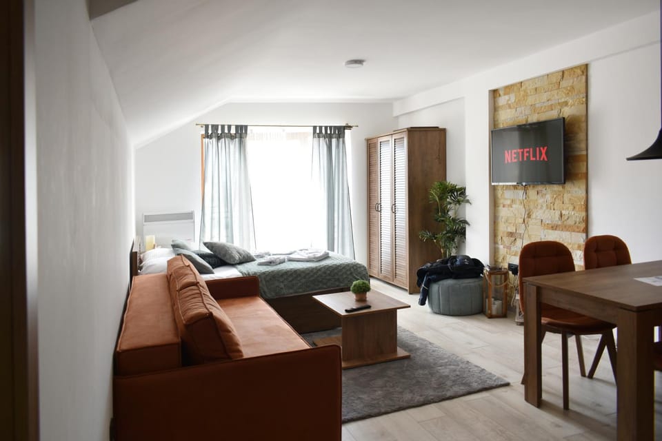 Bed, TV and multimedia, Photo of the whole room, Seating area, Dining area