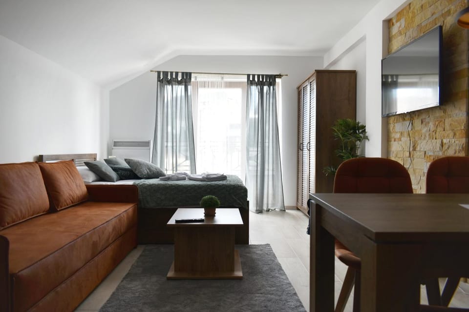 Bed, TV and multimedia, Seating area, Dining area