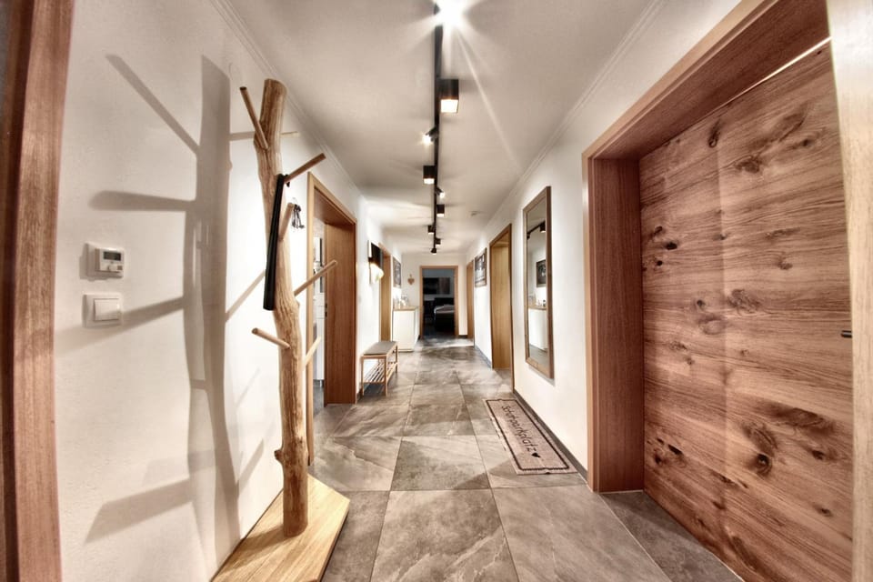 Facade/entrance, Lobby or reception, acessibility