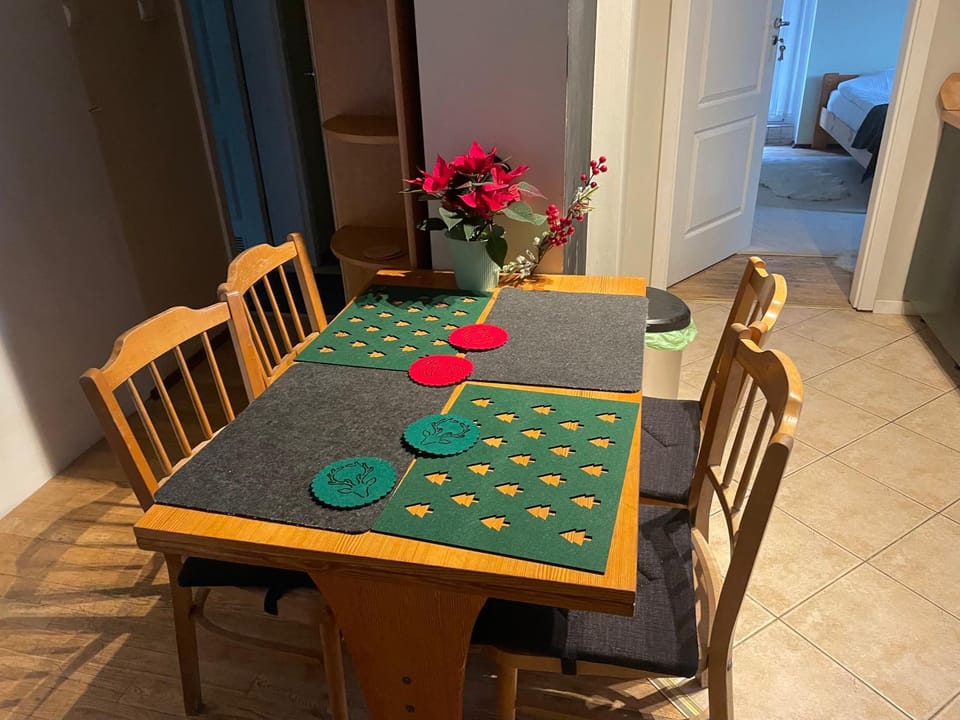 Seating area, Dining area