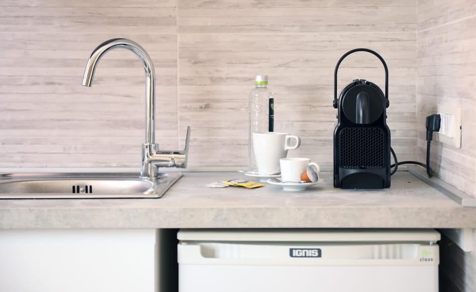 Coffee/tea facilities, Kitchen or kitchenette, Dining area