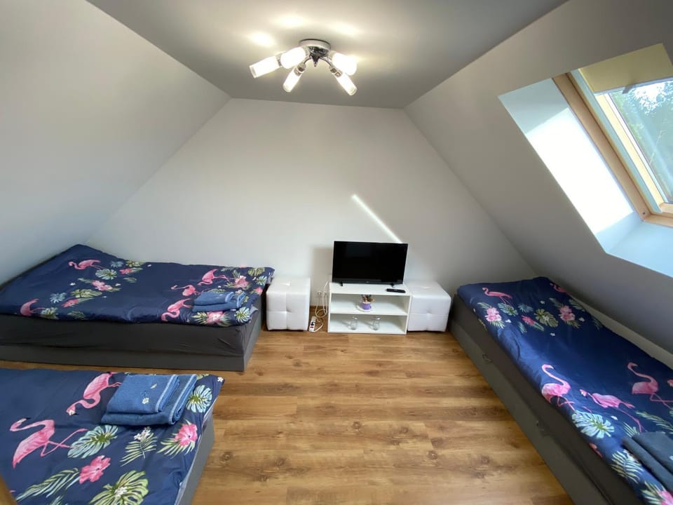 Bed, TV and multimedia, Photo of the whole room, Seating area, Bedroom