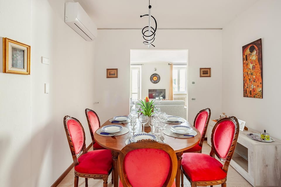 Dining area, Lunch, air conditioner