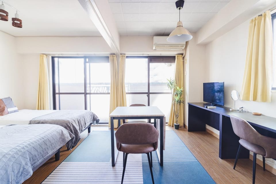 Bed, TV and multimedia, Seating area, air conditioner
