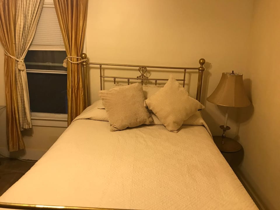 Room - Airport, Eastman Dental, UofR & Medical Ctr at Strong Hospital-Professionals Welcomed Apartment in Brighton