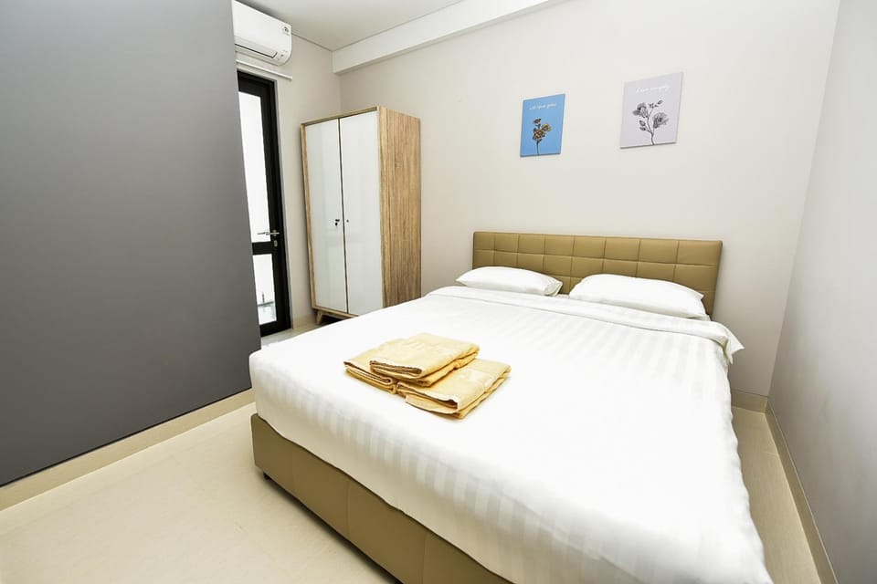 Bed, Bedroom, towels, wardrobe