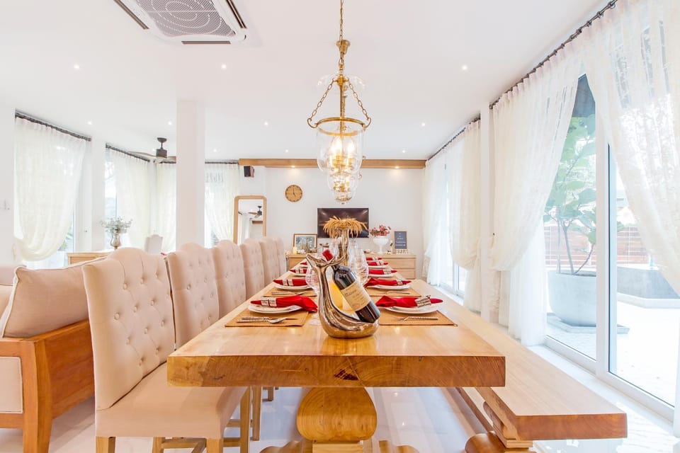 Dining area, Food