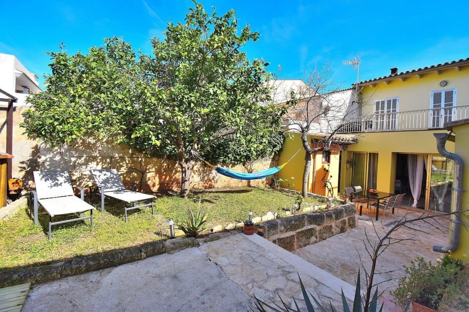 Property building, Patio, Facade/entrance, Off site, Garden, Garden