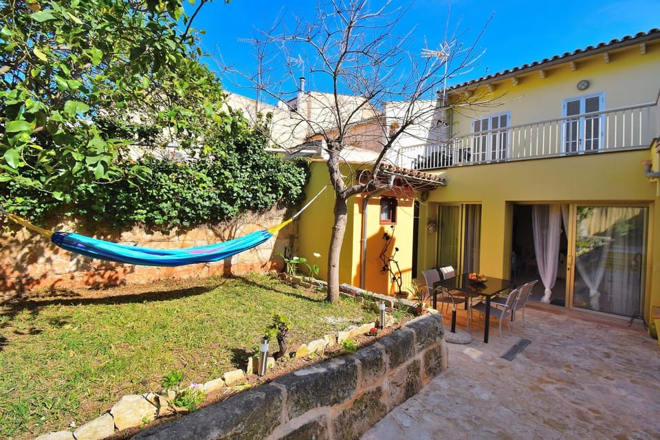 Property building, Patio, Garden, Garden, Balcony/Terrace