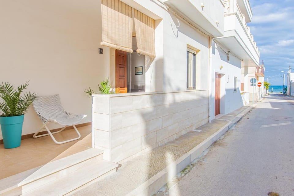 Facade/entrance, Sea view