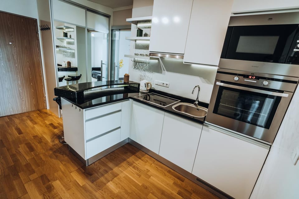 Kitchen or kitchenette, oven, pet friendly, stove