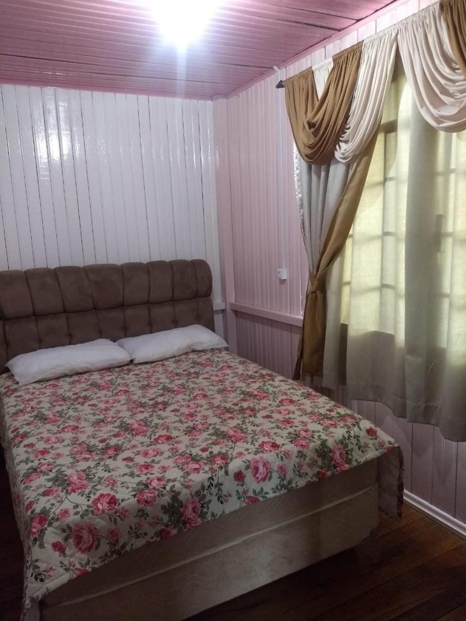 Bed, Bedroom, Street view