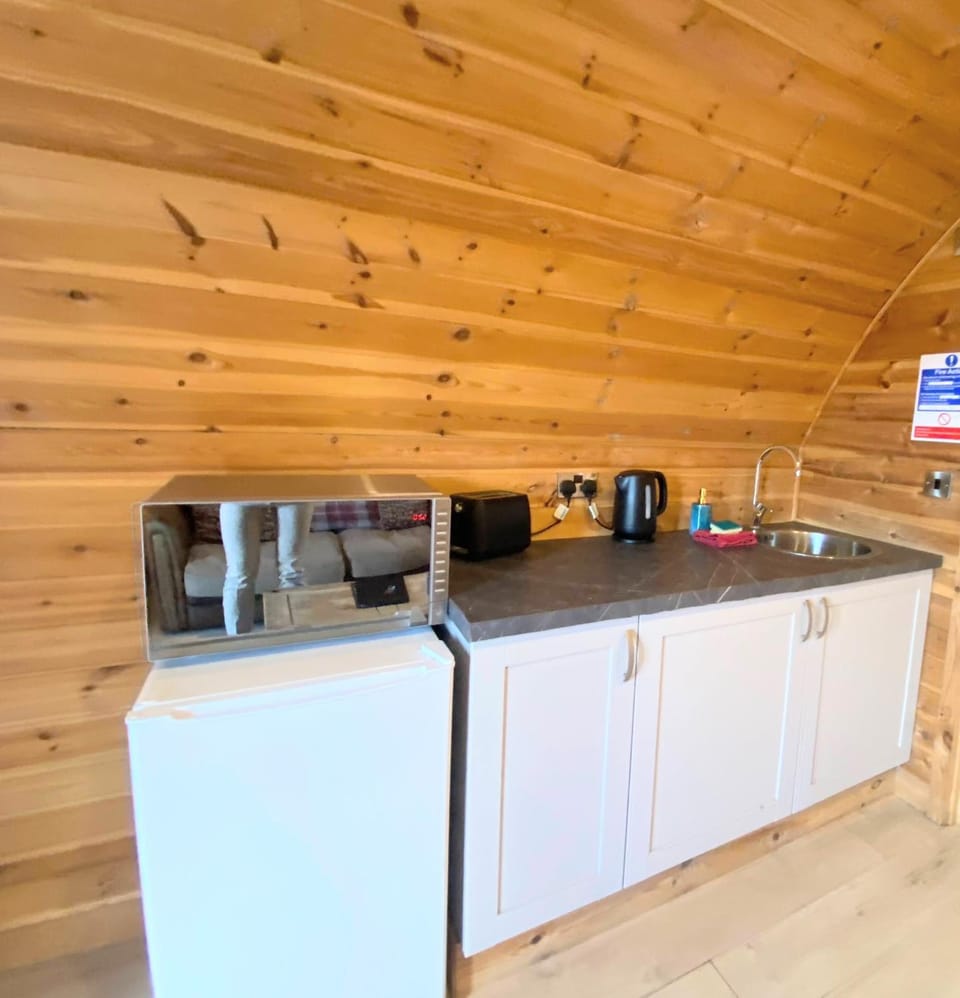 Pond View Pod 1 with Outdoor Hot Tub - Fife - Loch Leven - Lomond Hills Villa in Scotland