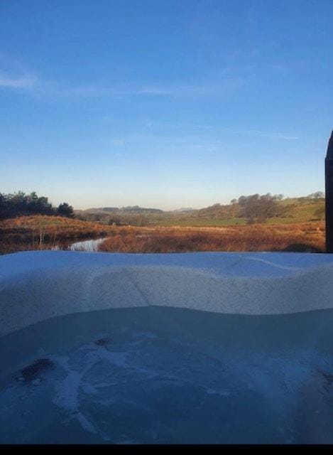 Pond View Pod 1 with Outdoor Hot Tub - Fife - Loch Leven - Lomond Hills Villa in Scotland