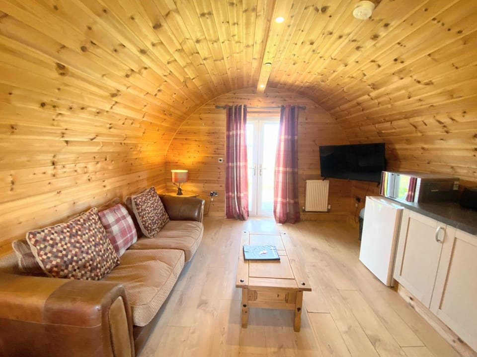 Pond View Pod 1 with Outdoor Hot Tub - Fife - Loch Leven - Lomond Hills Villa in Scotland