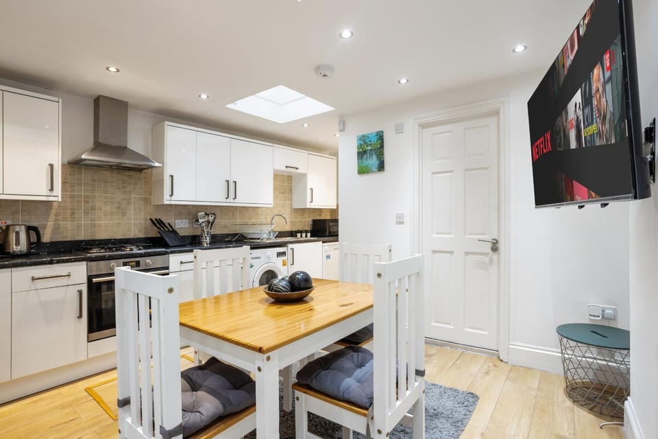 TV and multimedia, dishwasher, minibar, oven, pet friendly, toaster