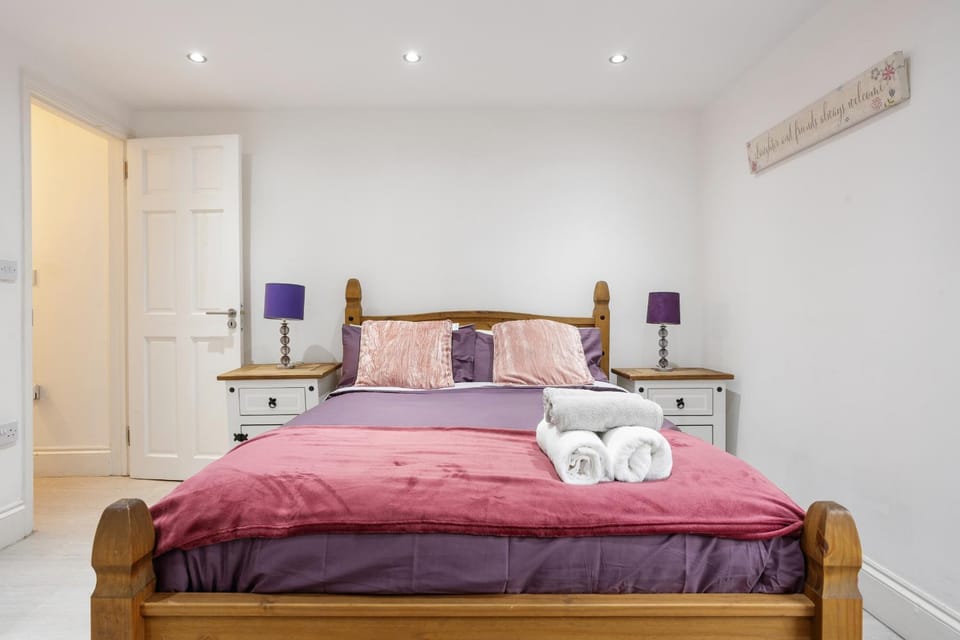 Photo of the whole room, Bedroom, wardrobe