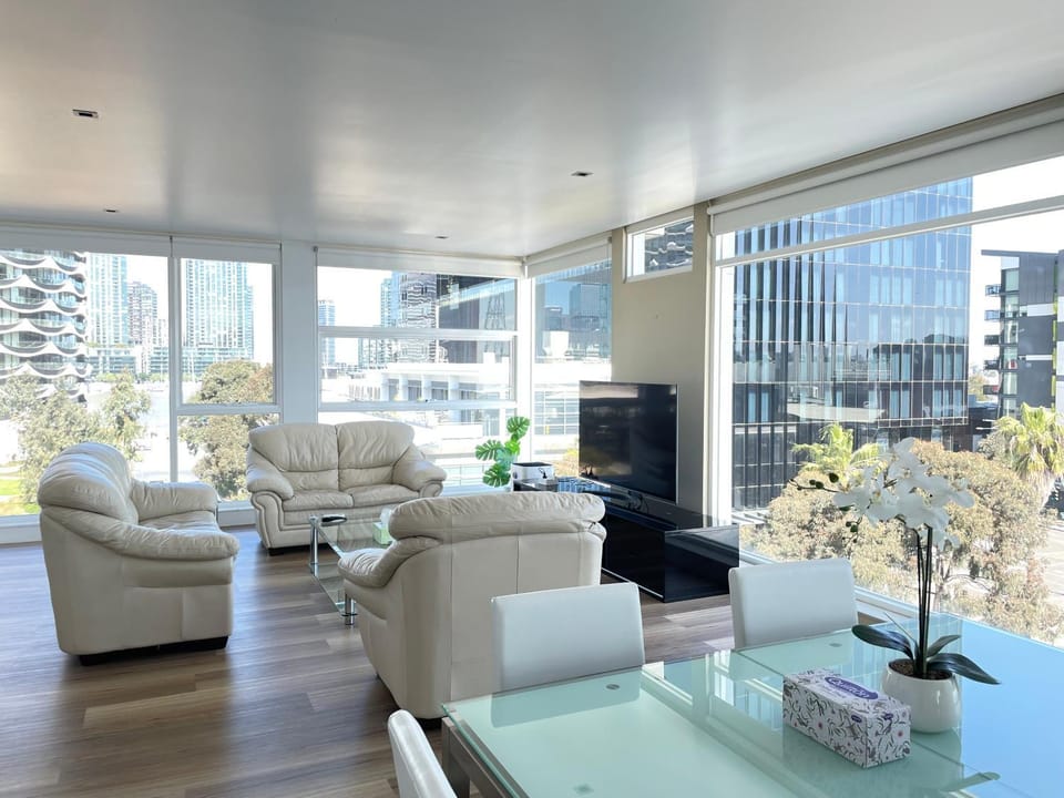 TV and multimedia, View (from property/room), Living room, Seating area, Evening entertainment
