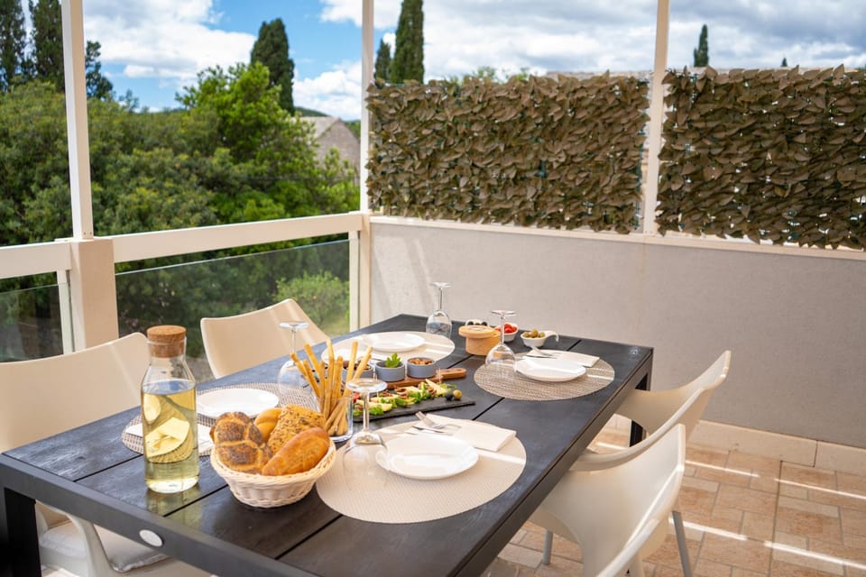 Natural landscape, Balcony/Terrace, Seating area, Quiet street view