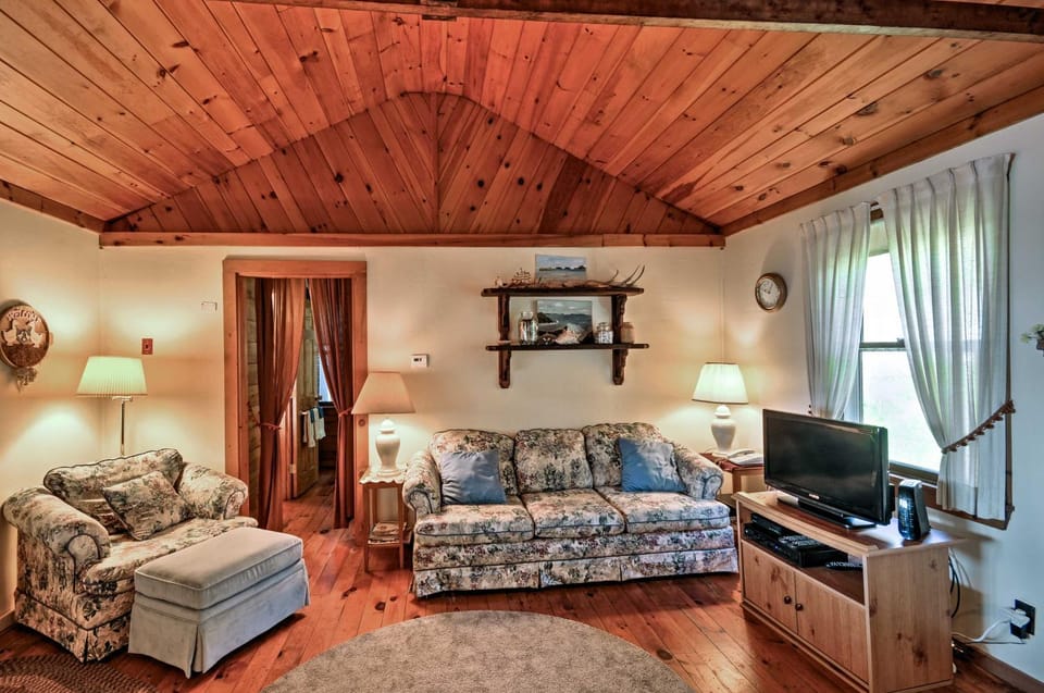 Bayfront Hancock Cottage w/ Beach Access & Views! House in Sullivan