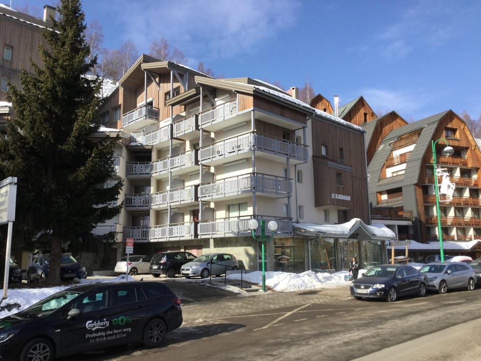 Property building, Facade/entrance, Winter