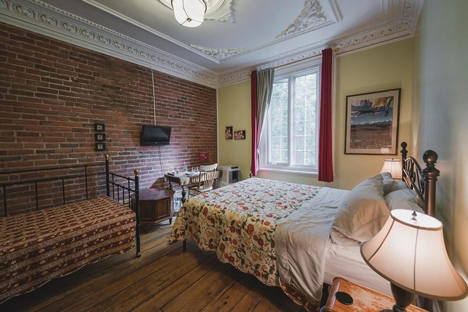 À l'Adresse du Centre-Ville Bed and Breakfast in Laval