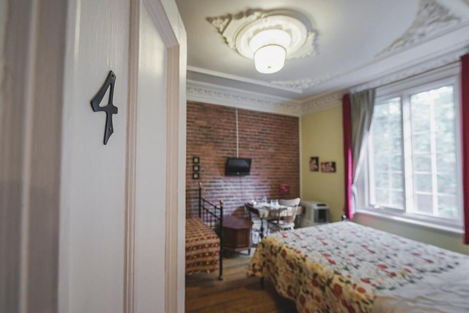 À l'Adresse du Centre-Ville Bed and Breakfast in Laval