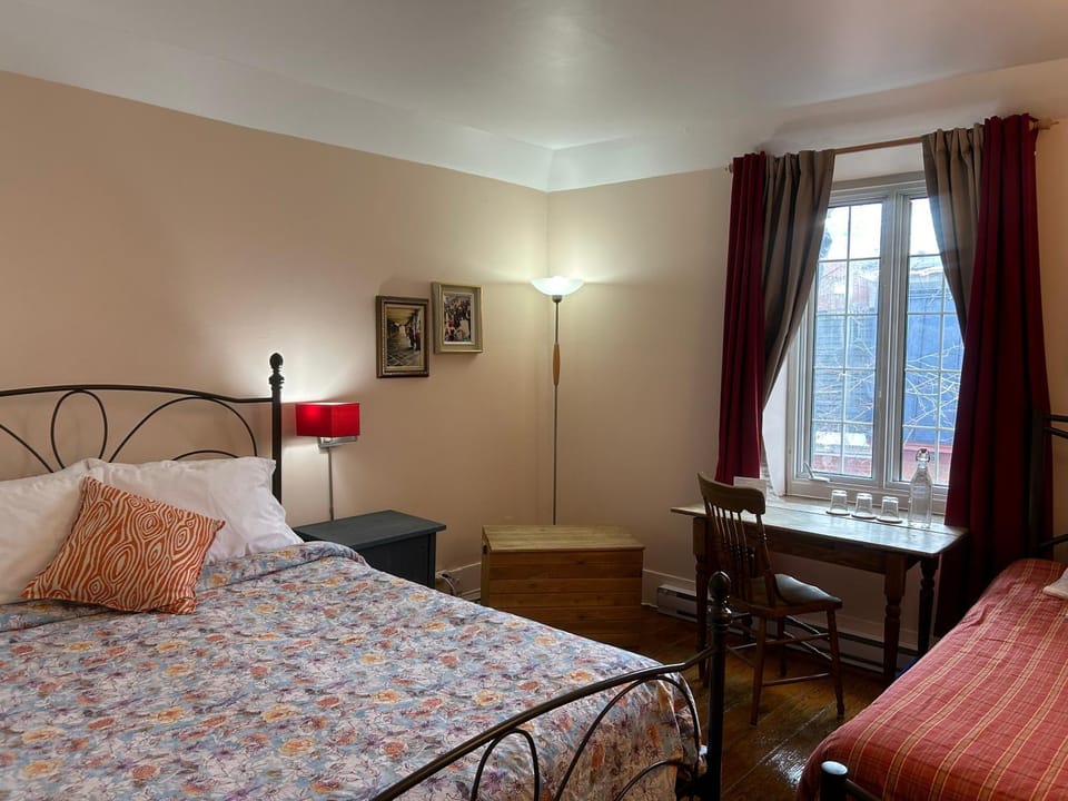 À l'Adresse du Centre-Ville Bed and Breakfast in Laval