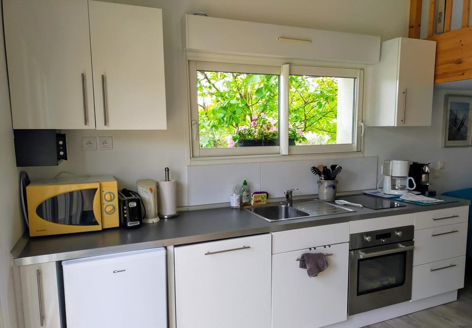 Coffee/tea facilities, Kitchen or kitchenette, dishwasher, stove, toaster