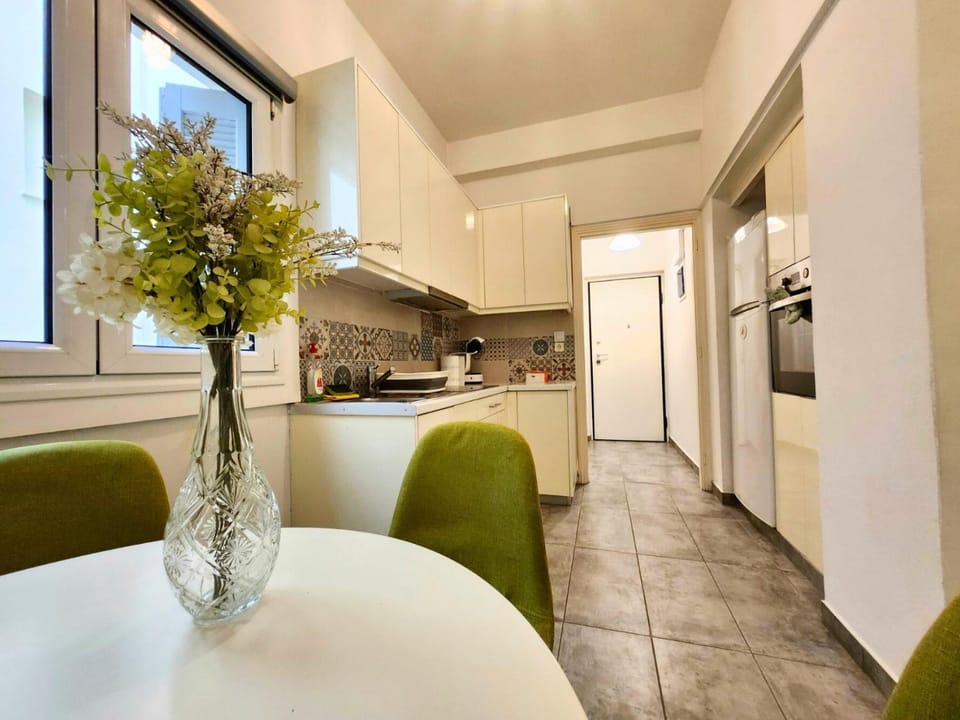Kitchen or kitchenette, Dining area, oven