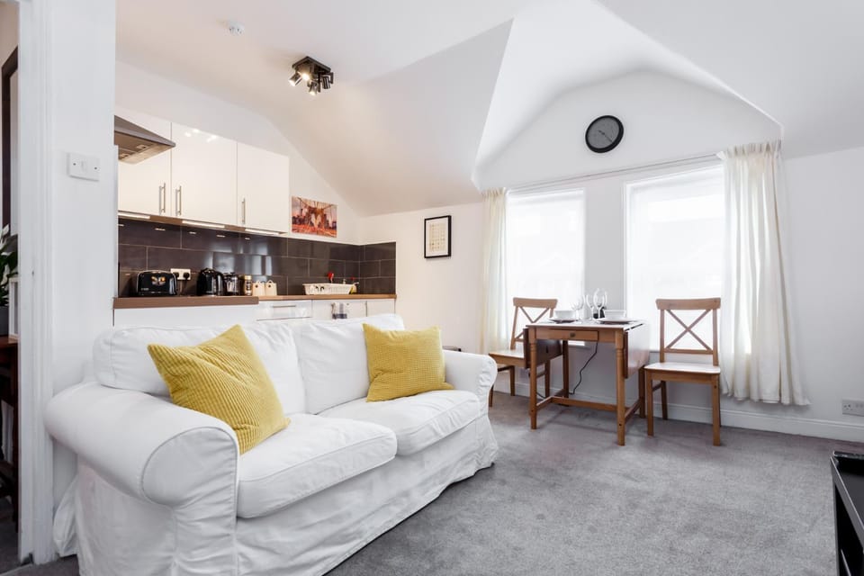 Charming, Well-Equipped Apt - 5 Minutes From Beach Apartment in Bournemouth