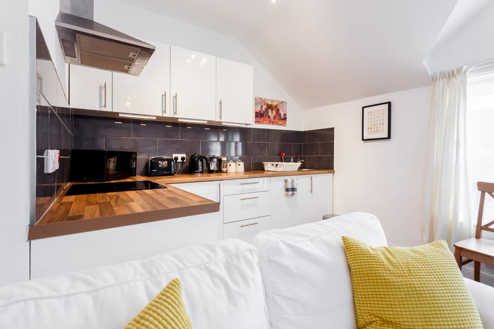 Charming, Well-Equipped Apt - 5 Minutes From Beach Apartment in Bournemouth