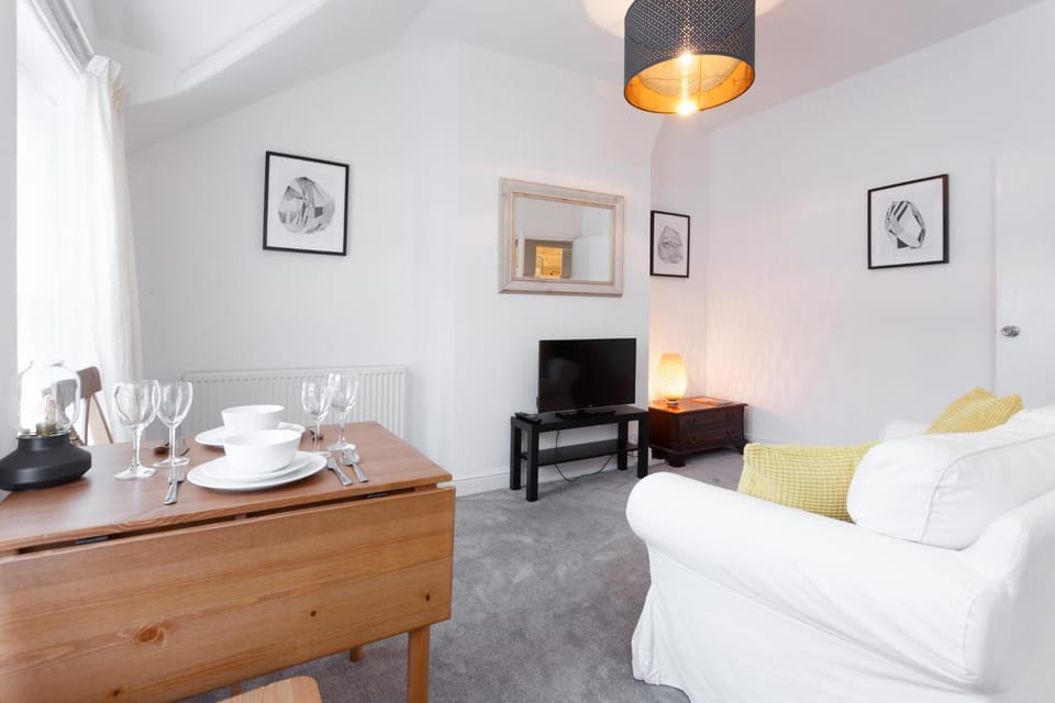 Charming, Well-Equipped Apt - 5 Minutes From Beach Apartment in Bournemouth