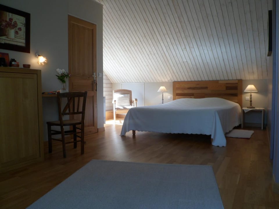 Photo of the whole room, Bedroom