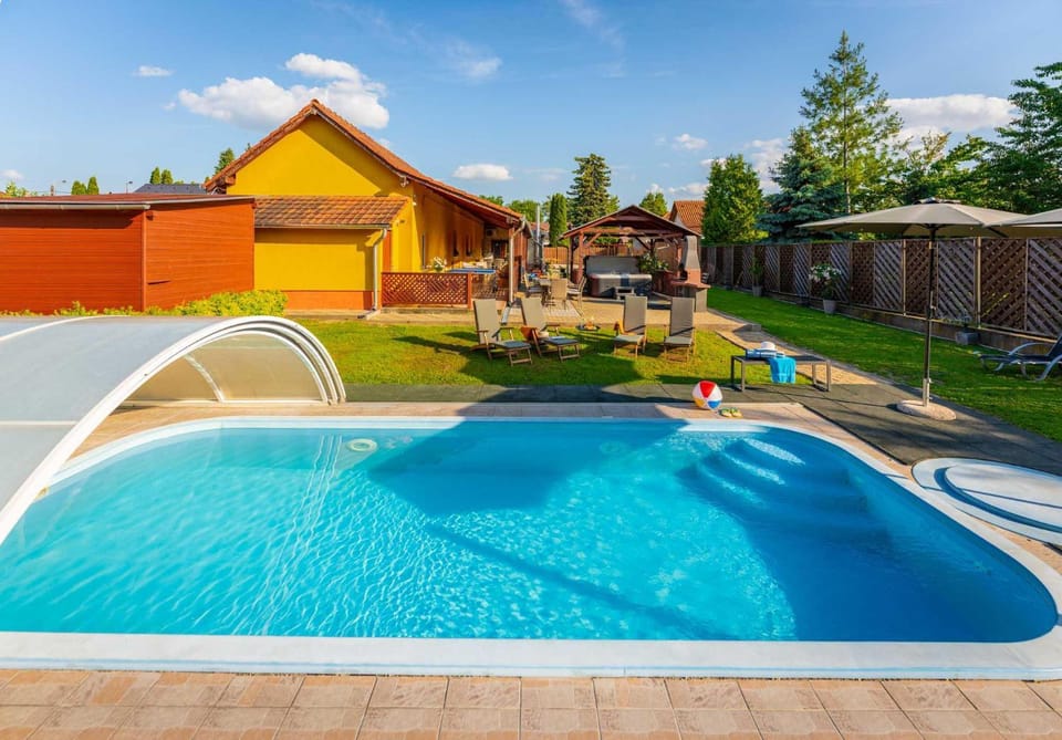 Swimming pool, sunbed