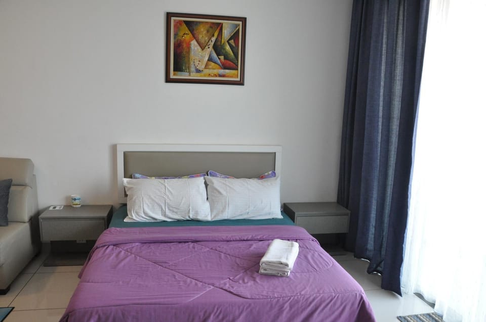 Bed, towels