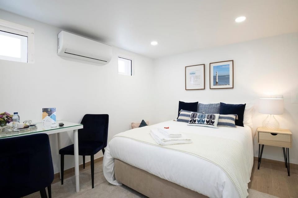 Bed, Dining area, Bedroom, air conditioner
