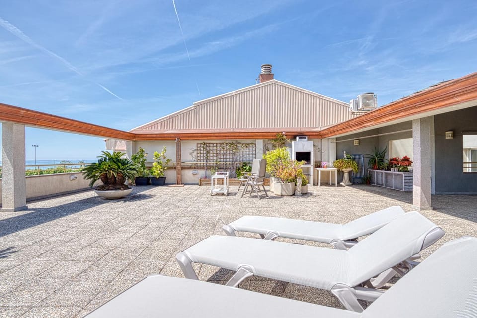 Property building, Patio, BBQ facilities, Balcony/Terrace, sunbed