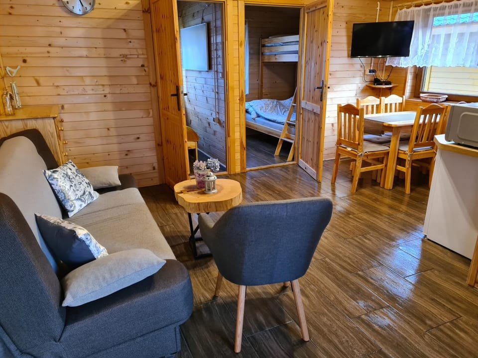 DOMKI POD ZIELONYM WZGÓRZEM Chalet in Lower Silesian Voivodeship