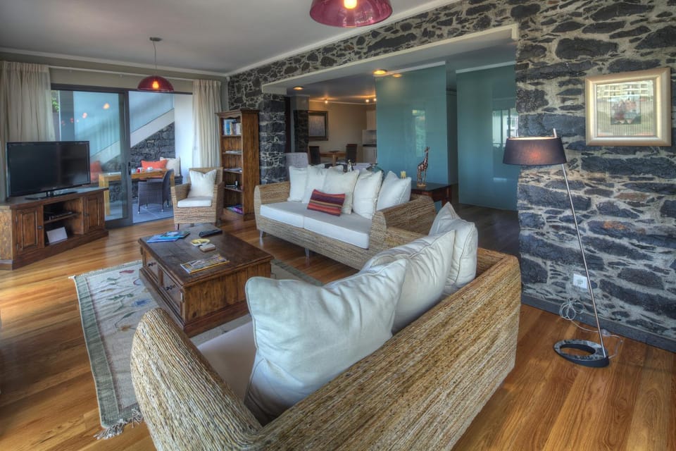TV and multimedia, Living room, Seating area, Evening entertainment