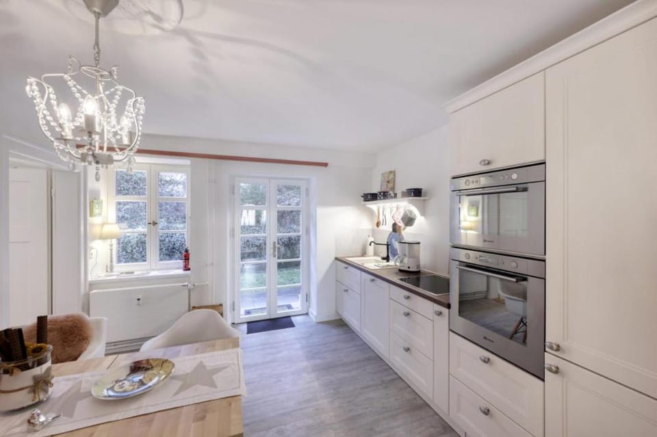 Kitchen or kitchenette, Seating area, Dining area