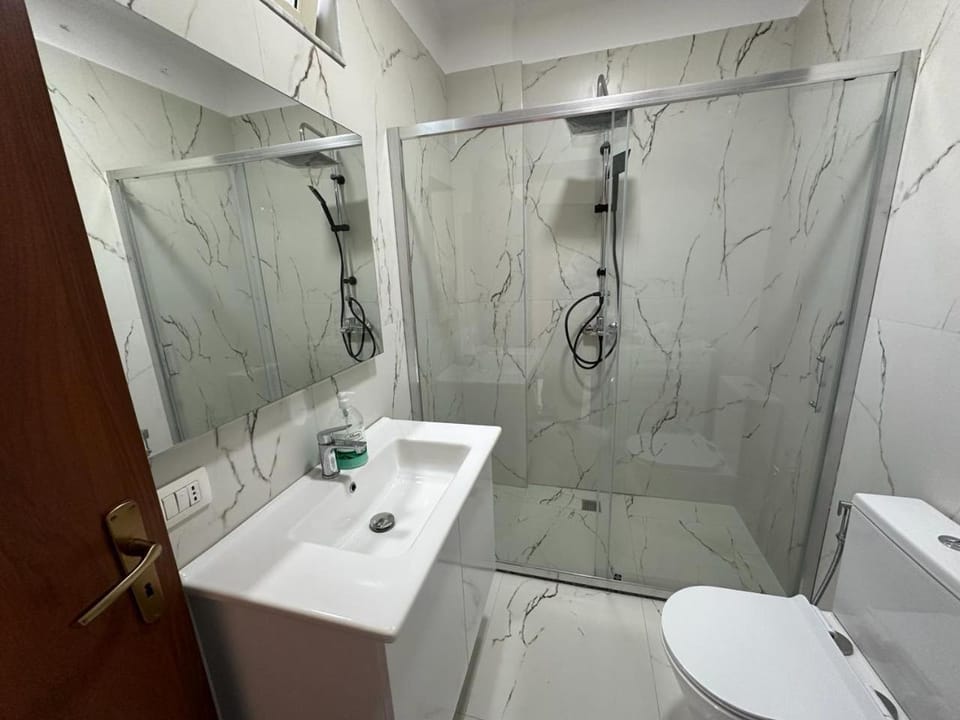 Toilet, towels, towels