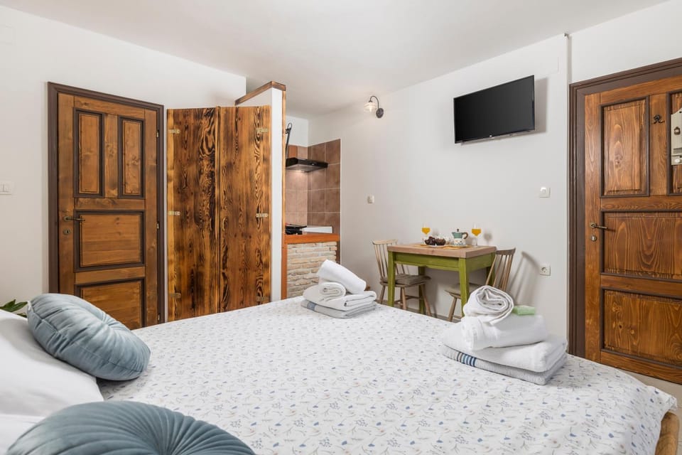 Bed, TV and multimedia, Seating area, Bedroom, towels