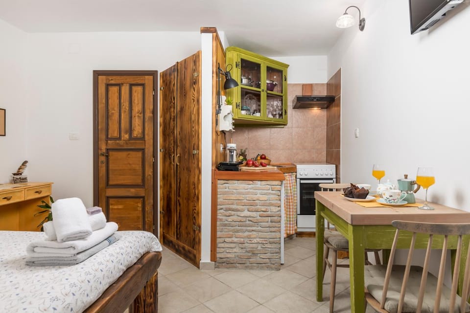 Kitchen or kitchenette, Food and drinks, Dining area, oven, stove