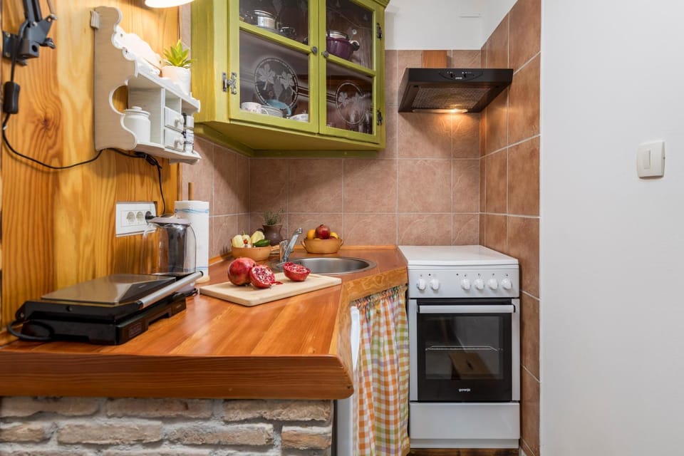 Kitchen or kitchenette, Food, oven, stove, toaster