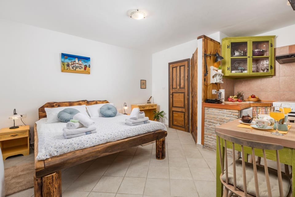 Bed, Kitchen or kitchenette, Seating area, Bedroom, towels