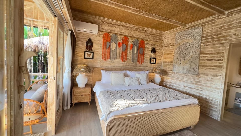 Bed, Living room, Photo of the whole room, Seating area, Bedroom