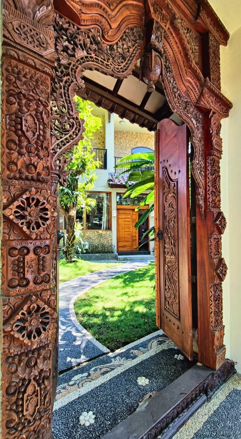 Facade/entrance