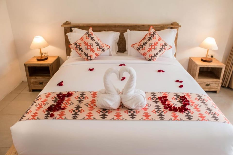 Peaceful Haven 6BR Private Pool Villa in Canggu House in North Kuta