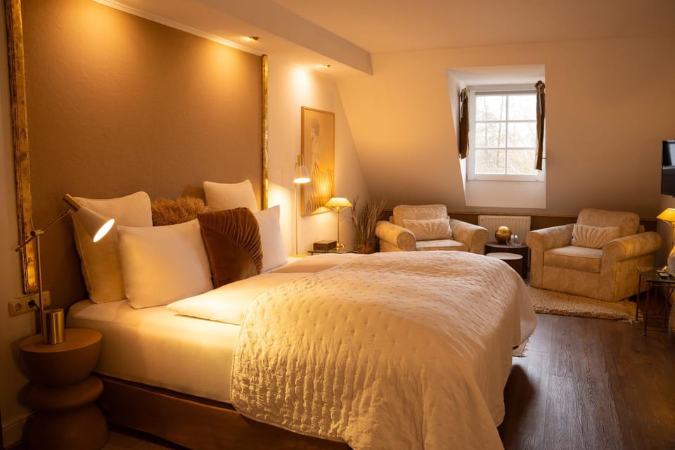 Bed, TV and multimedia, Living room, Photo of the whole room, Bedroom